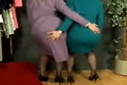 互いをまさぐり合うスーツ女性の２人