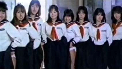 80年代映画のセーラー服女子高生のパンチラシーン