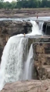 １００フィートの滝から飛び降りた女性