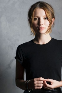 Emily Browning Portrait２