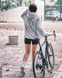 自転車に跨がる韓国人女性