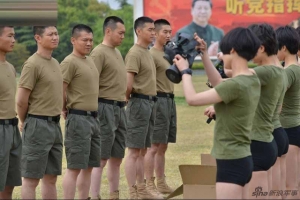 スパッツを着用した女特殊部隊のそそる訓練風景