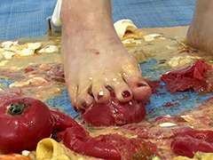 【クラッシュフェチ】かずみちゃんのフードクラッシュ 靴・ソックス・裸足メイン画像