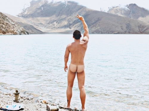 水辺で全裸記念撮影する日焼け跡クッキリプリケツマッチョ