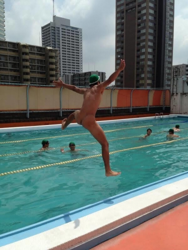 全裸でプールへ飛び込む水泳部男子