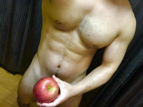 股間をリンゴで隠す毛深い全裸マッチョ