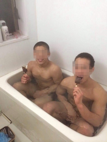 体育会系ノンケ坊主二人がアイス食べながら仲良く入浴