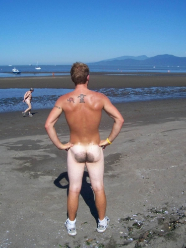 パンツの日焼け跡クッキリ男が砂浜で全裸仁王立ち