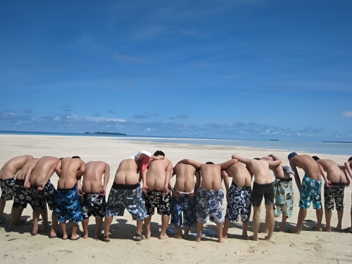 砂浜で海パン下ろしてプリケツ丸出しノンケ集団