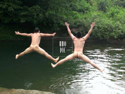 全裸大の字で川に飛び込む坊主二人